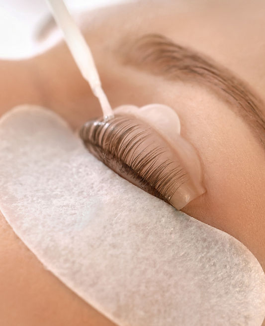 Wimpernlifting in Durchführung – Anheben der Naturwimpern mit Silikonpad für einen langanhaltenden Schwung.