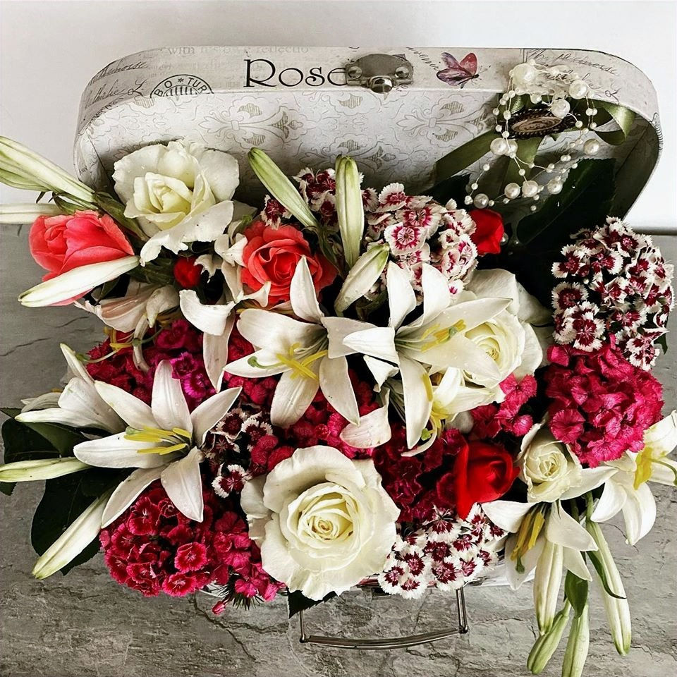Miniatură: Aranjament floral in cutie tip geamantan