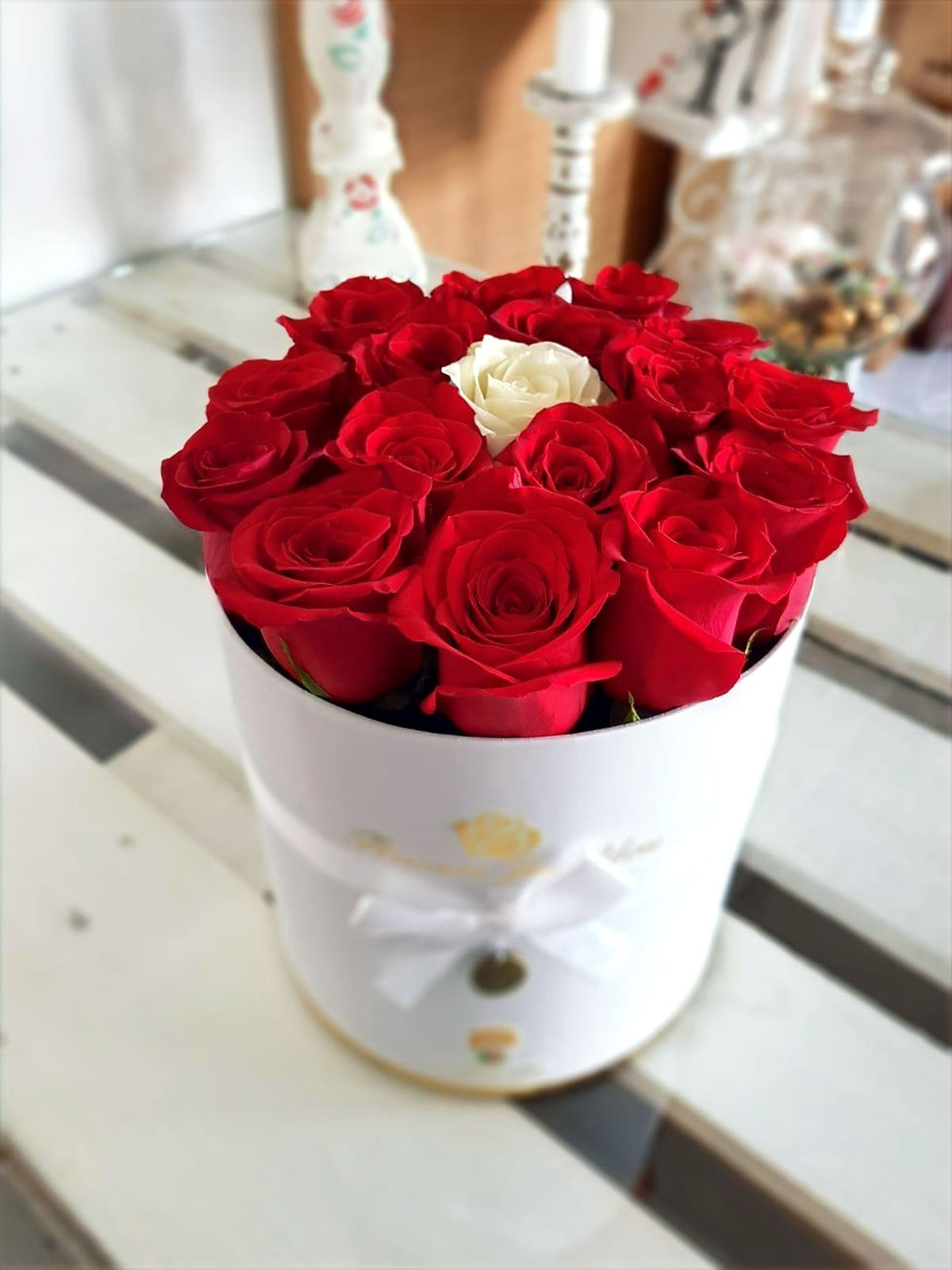 Box alb cu trandafiri rosii S,M,L