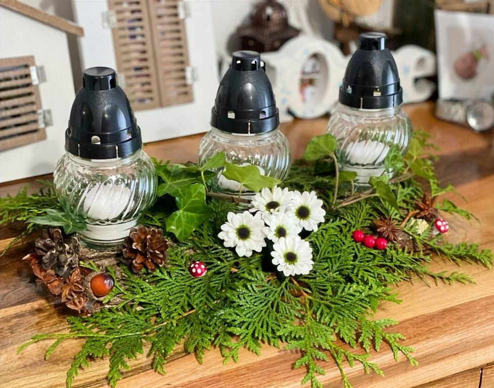 Aranjament cu trei candele medii si decoratiuni - Cod: Funerar3