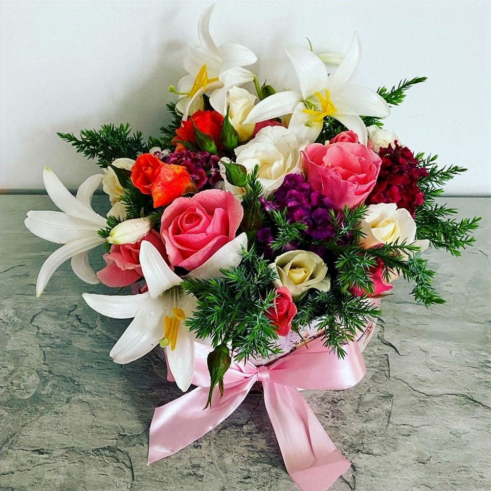 Aranjament floral in cutie rotunda