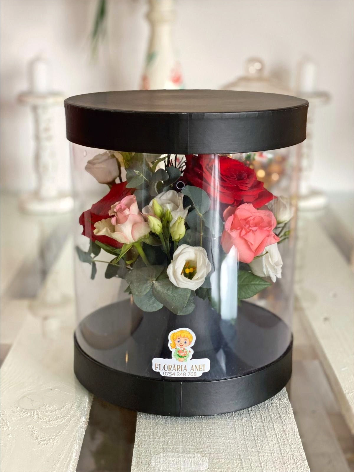 Aranjament floral in cutie transparenta