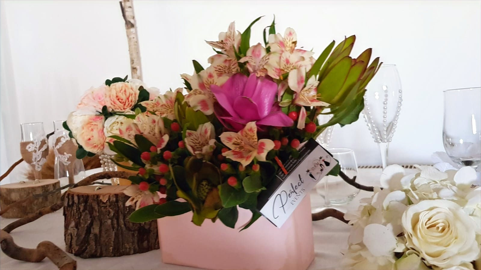 Aranjament floral in cutie tip scrisoare