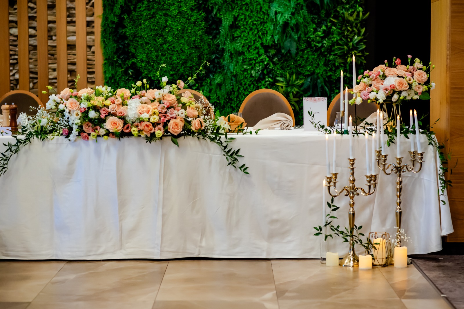 Masă de prezidiu decorată cu flori pastel, realizată de echipa Perfect Events Cluj