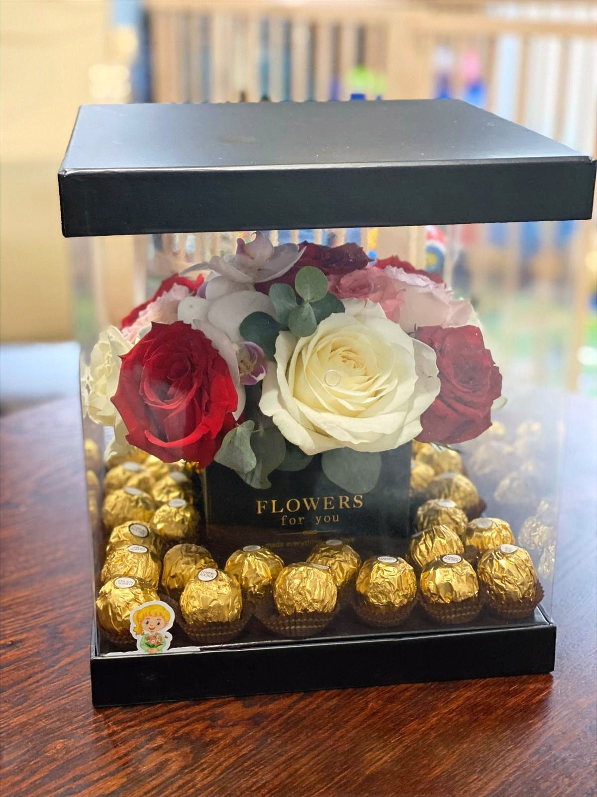 Aranjament floral in cutie transparenta