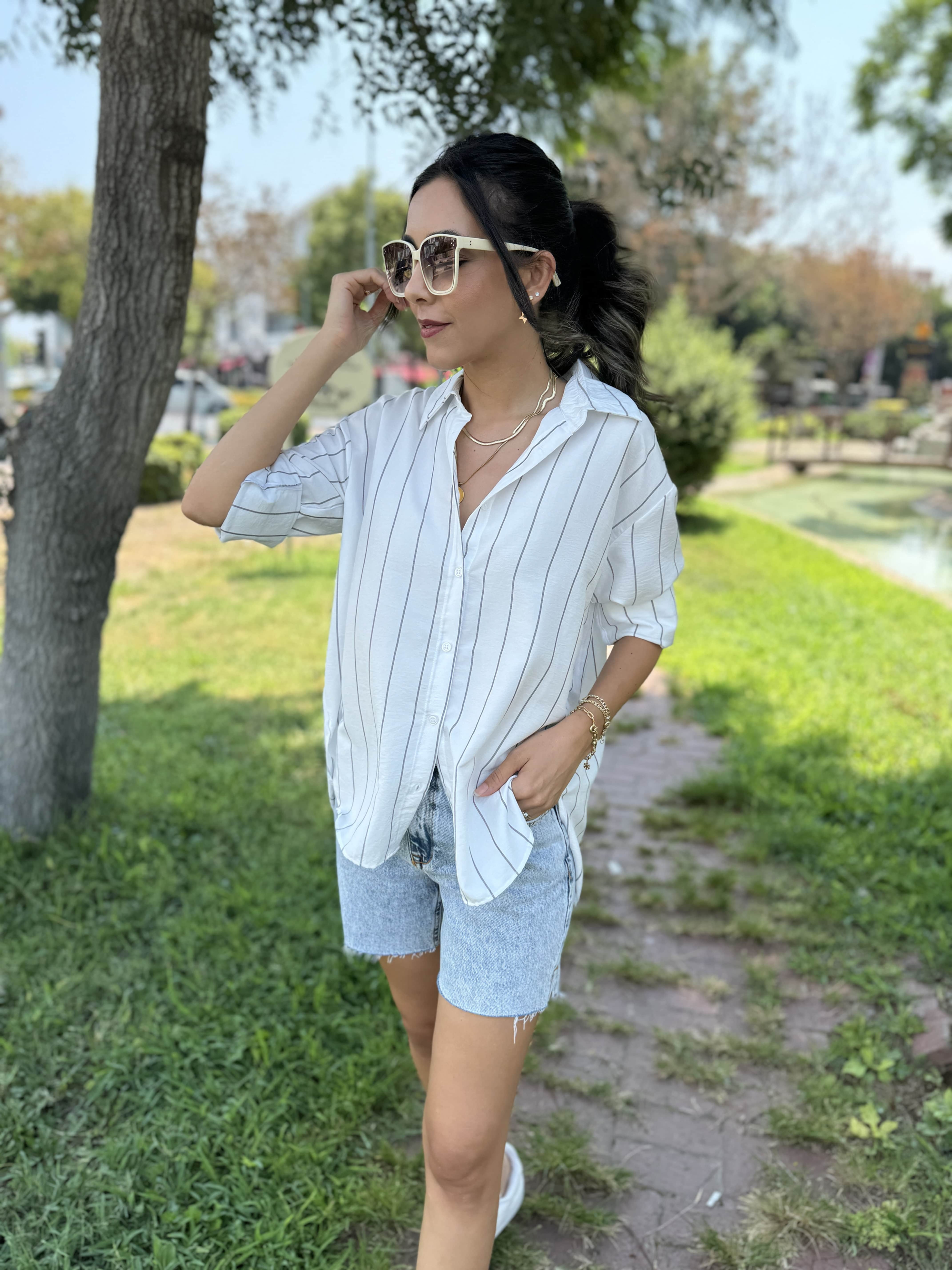 GRİ ÇİZGİLİ GÖMLEK