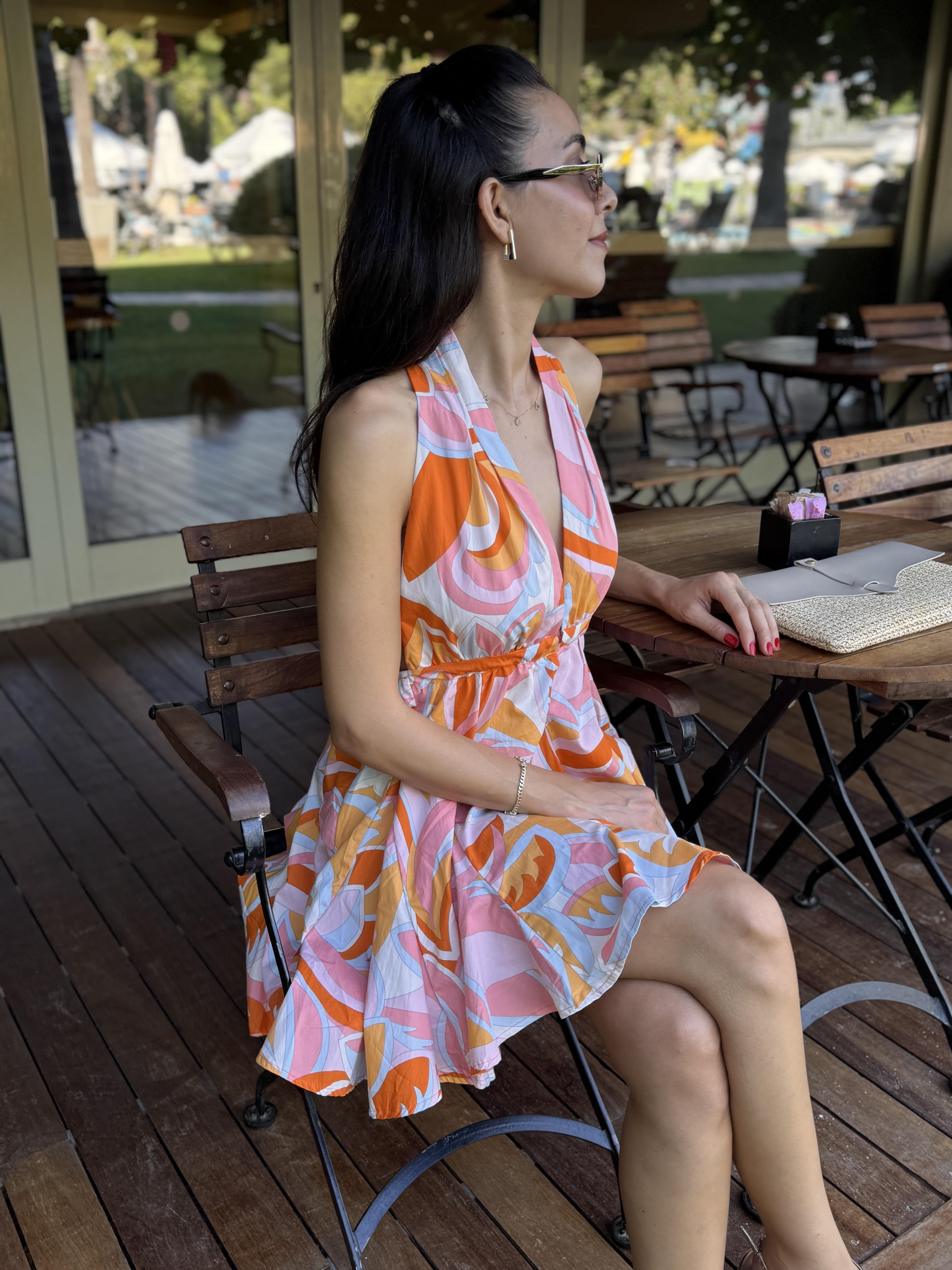 SIRT DEKOLTELİ RENKLİ MİNİ ELBİSE