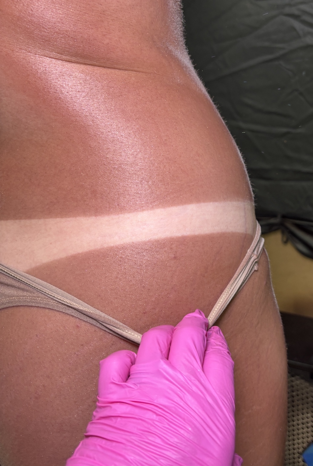 Spray-tan result with defined contrast by Amanda Little