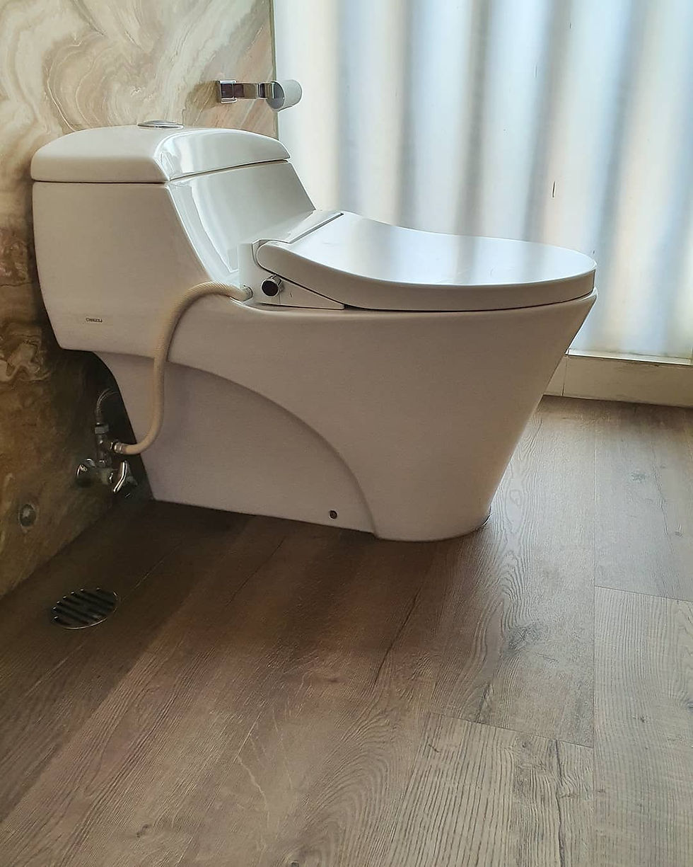 Contoh pemasangan lantai SPC di kamar mandi