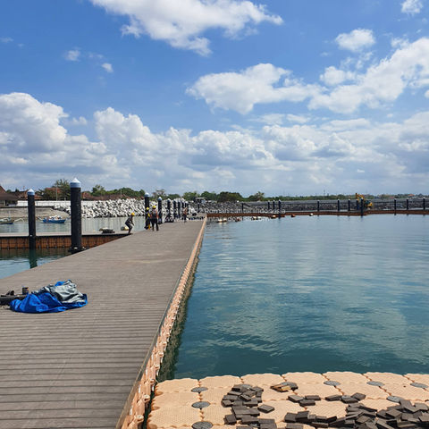 Decking WPC adalah pilihan populer pengganti kayu untuk memperindah lantai luar atau taman rumah. Bahan ini terbuat dari campuran kayu dan plastik yang menciptakan material tahan air, tahan rayap, dan lebih tahan lama daripada kayu biasa.