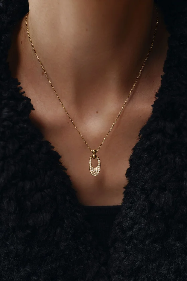 Two-sided necklace with diamonds on the neck