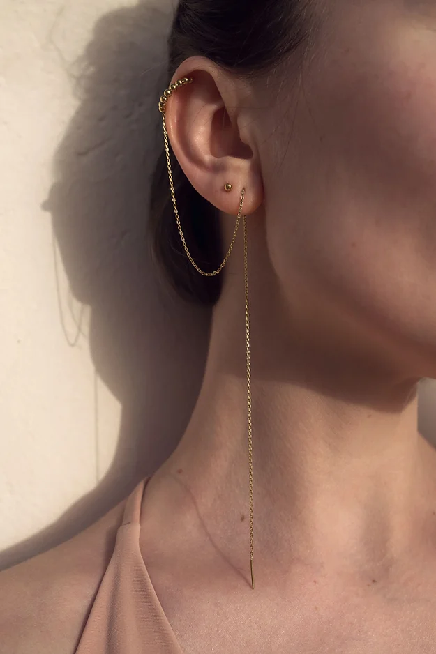Set of stud earrings and cuff with chain
