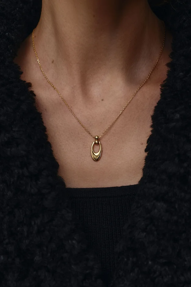 Necklace with reversible gold pendant 