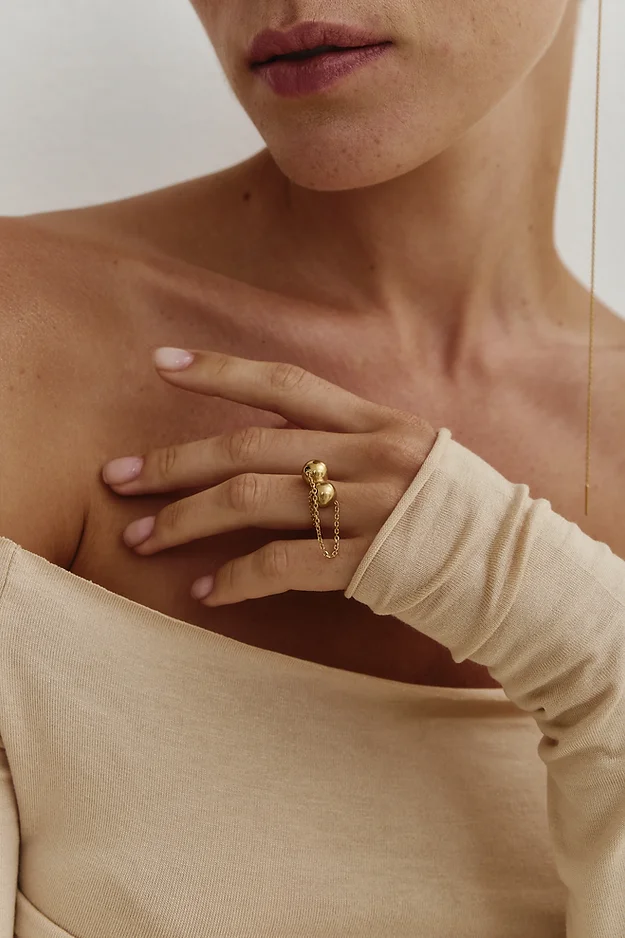 Elegant gold ring with adjustable size