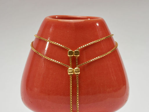 Necklace with anchor weave chain