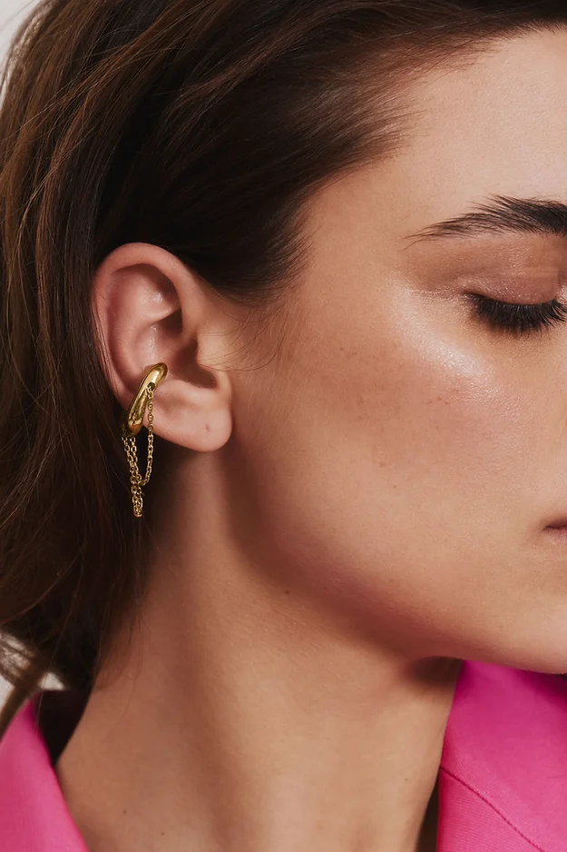 Gold cuff-ring with chain
