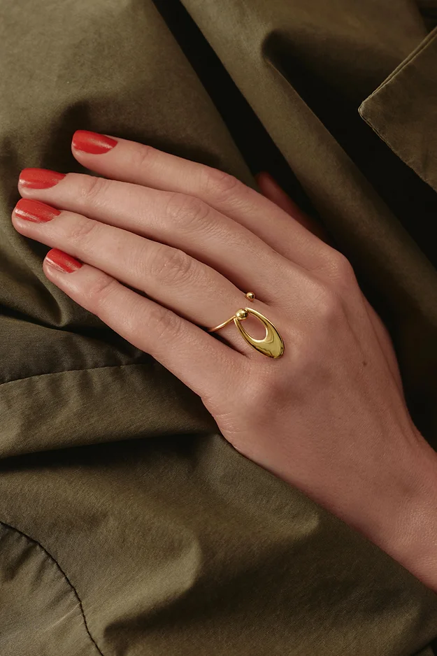 Gold ring with a two-sided element