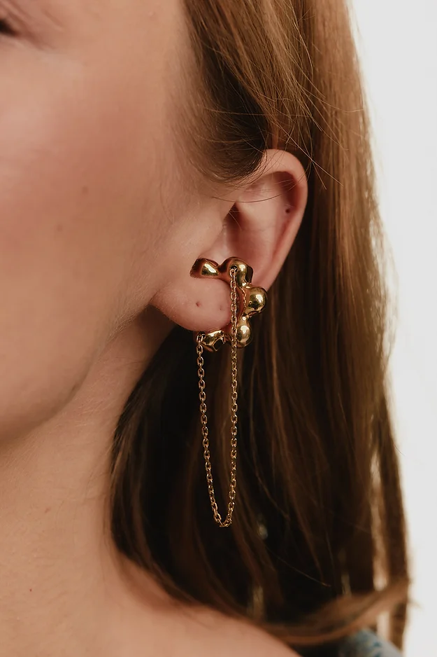 Cuff in the shape of flower on the ear