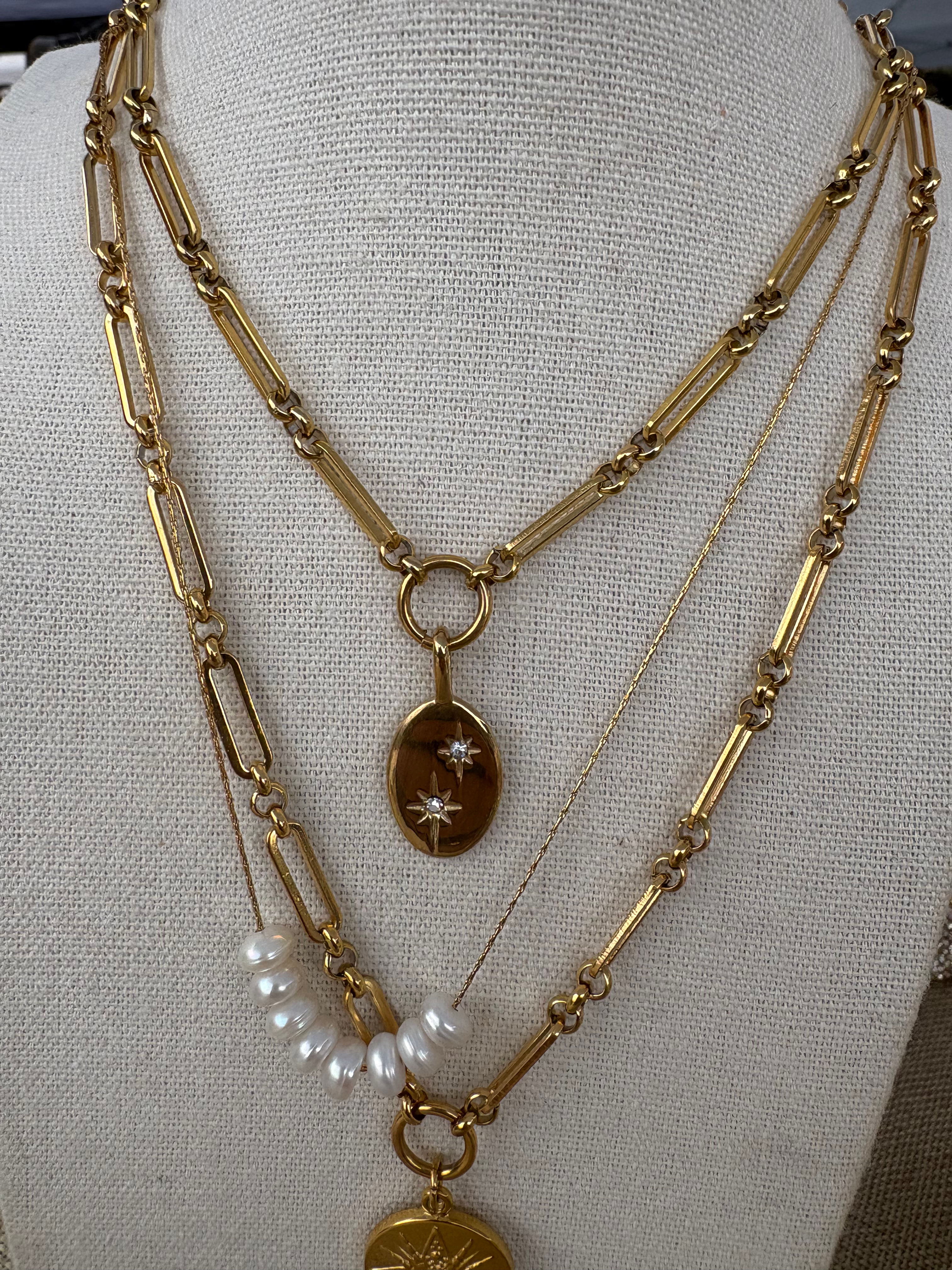 Oval pendant chain link necklace