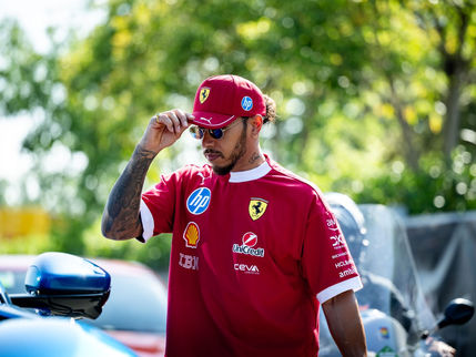 Hamilton: Saya Tidak Menyangka Pindah Ke Ferrari Akan Sesulit Ini