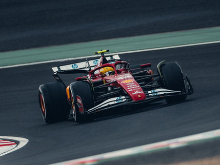 Hamilton: Mobil Ferrari Memiliki Performa, Hanya Saja Kami Masih "Tertahan"