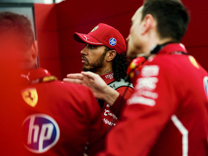 Hamilton Termotivasi: Saya Kini Tahu Bagaimana Mobil Ferrari Melaju