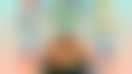 Mamma, Max og Leo omringet av hjelpende hender