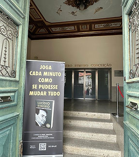 Kakemono com o lema “Joga cada minuto como se pudesse mudar tudo” na entrada do Teatro Ribeiro Conceição, em Lamego, durante o lançamento do livro.