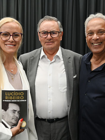 Mariano Barreto, antigo selecionador do Gana e treinador internacional, com a esposa e Lucídio Ribeiro, durante a sessão de apresentação do livro «Lucídio Ribeiro – O Primeiro Senhor das Estrelas».