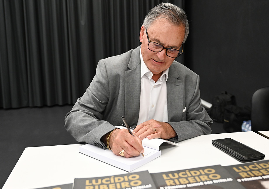 Lucídio Ribeiro a assinar uma dedicatória no seu livro durante o lançamento