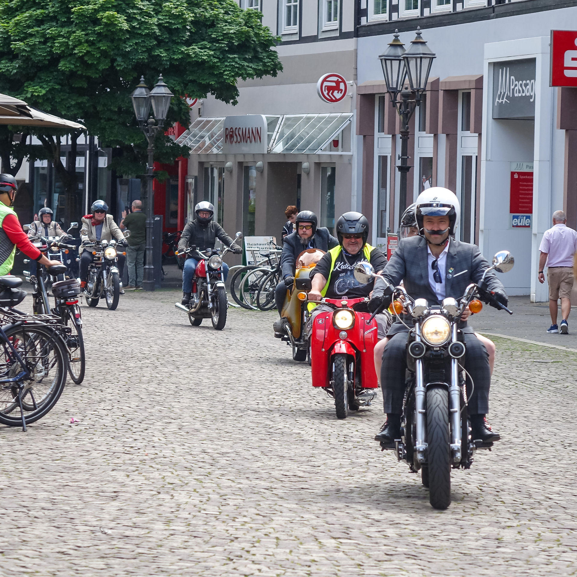 Motorradkonvoi durch die Innenstadt von Einbeck: Der PS.SPEICHER bringt historische Zweiräder auf die Straße und macht Mobilitätsgeschichte für Touristen und Bikerfans in Niedersachsen erlebbar.