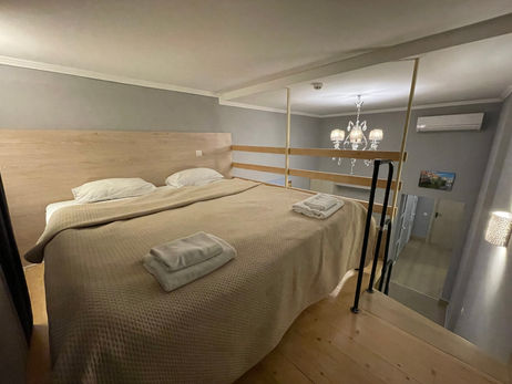 Готель Київські ночі. Дуплекс | Апартаменти з кухнею Стильні дворівневі апартаменти з одним великим ліжком, облаштовані в сучасному стилі, просторі та затишні. Апартаменты обладнані міні кухнею, мають кухонно-обідню зону, є диван. Цей номер гарно задовольнить ваші потреби, та гарантує комфортный відпочинок.