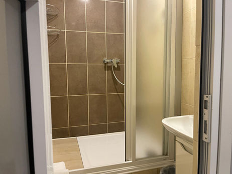 Готель Київські ночі. Дуплекс | Апартаменти з кухнею Стильні дворівневі апартаменти з одним великим ліжком, облаштовані в сучасному стилі, просторі та затишні. Апартаменты обладнані міні кухнею, мають кухонно-обідню зону, є диван. Цей номер гарно задовольнить ваші потреби, та гарантує комфортный відпочинок.