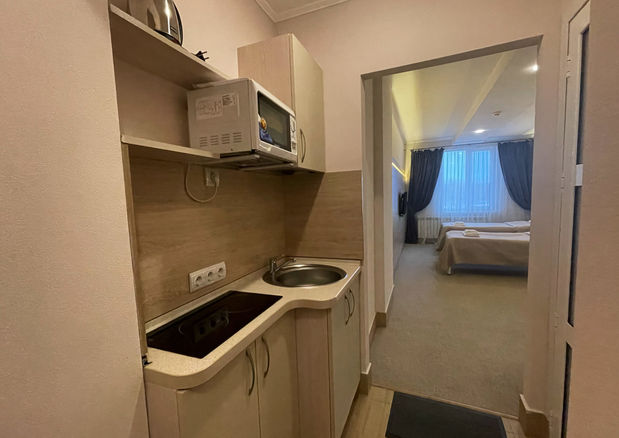 Готель Київські ночі. Апартаменти з кухнею. Стильні, просторі апартаменти з затишною домашньою атмосферою, обладнані міні кухнею (кухонно-обідня зона). Апартаменти оформлено у сучасному стилі hi-tech. Вони чудово задовольняють ваші потреби та гарантують комфортний відпочинок.
Номер з двома окремими ліжками.