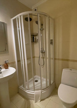 Готель Київські ночі. Номер Комфорт. Просторий двомісний номер з великим ліжком.

Класичний інтер'єр в золотих та червоних кольорах. Дуже елітний, оригінальний номер. 