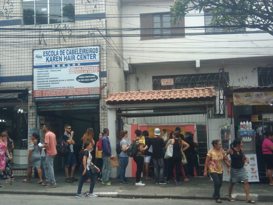 Pessoas fazem filas nas calçadas do Centro em busca de emprego