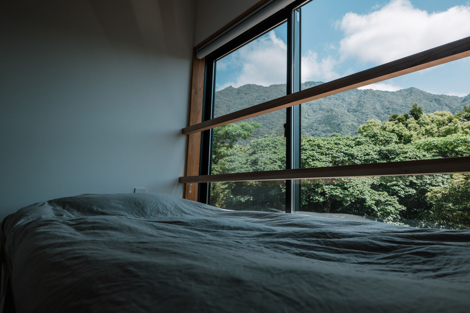 Arcの森や屋久島の山を望めるお部屋です。春にはお部屋からホタルを眺めることもできます。