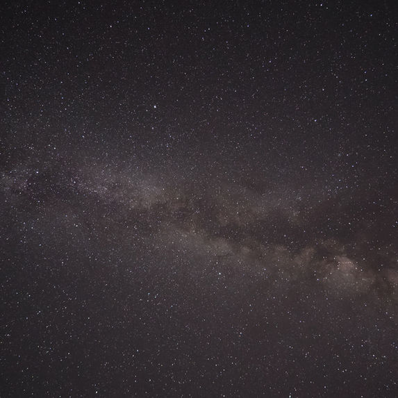 デッキからの星空。都市の明かりから離れた屋久島では、無数の星が広がる夜空に心を動かされます。