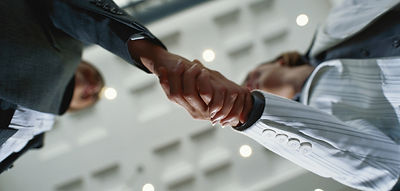 Poignée de main d'affaires