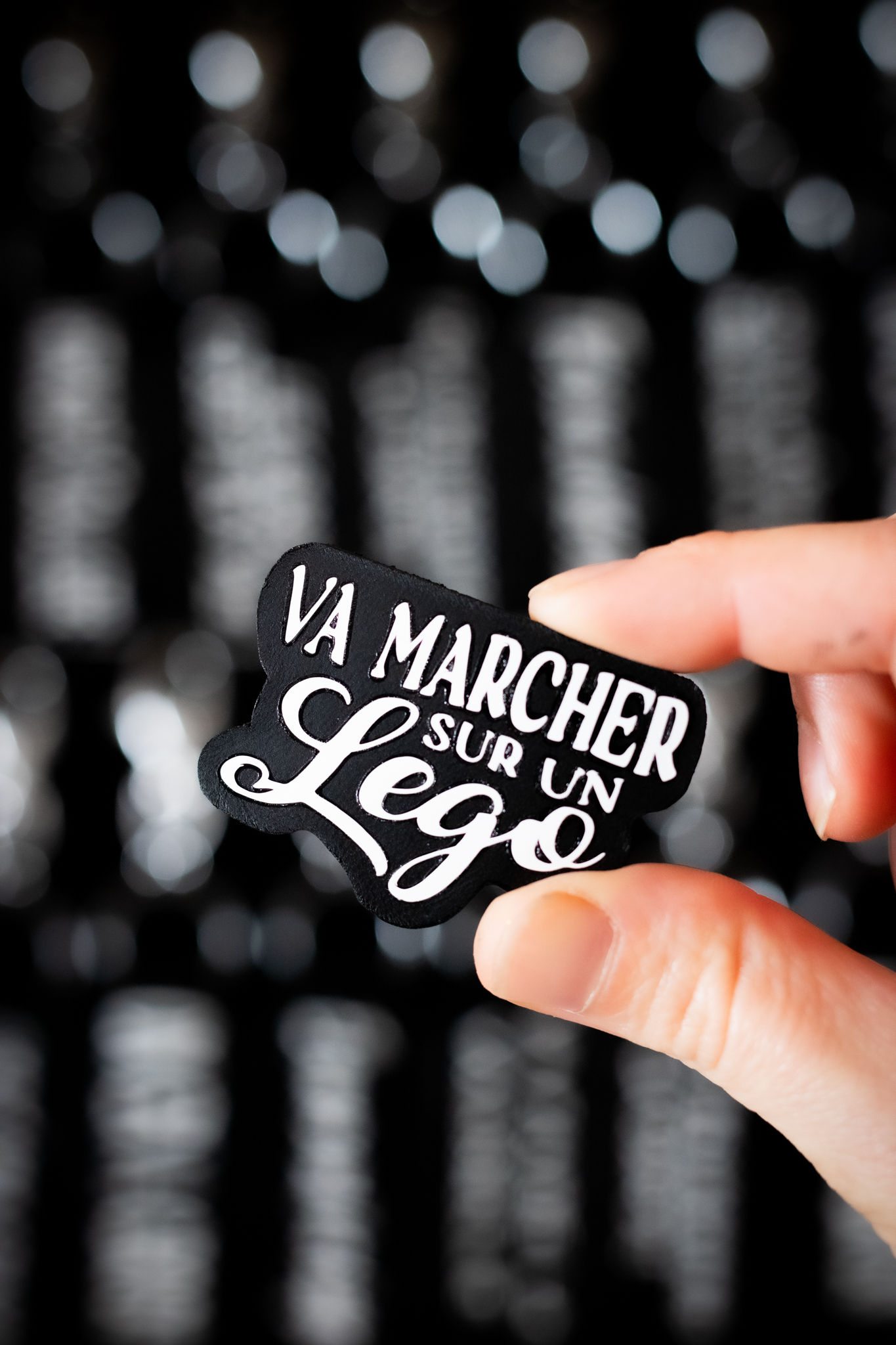 Broche "Va marcher sur un lego"