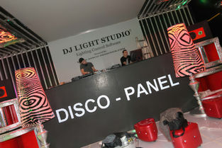 The booth is composed of LED panels and climbing walls, which can be used for exhibition display or brand promotion during the fair in L drafting form design drawing The installation area features a high ambient light effect with bright colors and white lighting that creates an atmosphere full of creativity. A man stands on top to do wall climbing construction work.