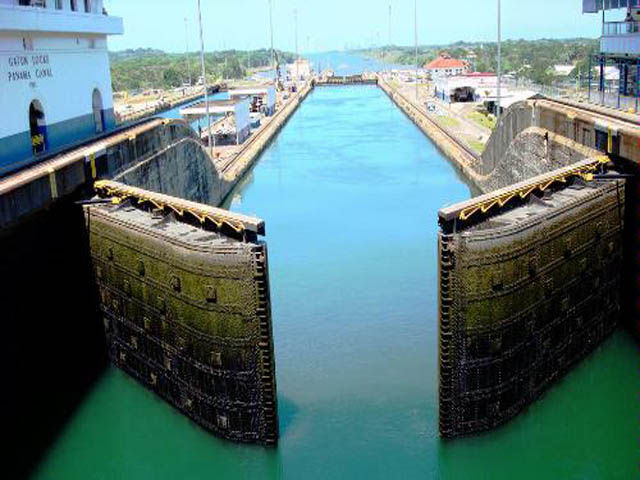 panama-Canal-Transit-Tour-Gamboa-and-the-Canal-Zone