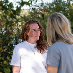 Zwei Personen im Dialog miteinander