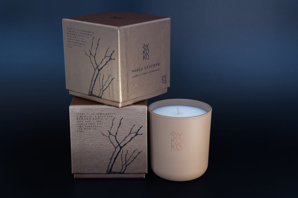 Bougie NOBLE LEATHER BYKOKO avec ses coffrets de présentation