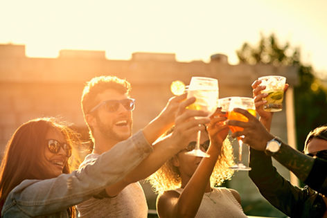 friends-toasting-drinks-on-city-rooftop-at-sunset-2026-01-09-09-42-11-utc.jpg