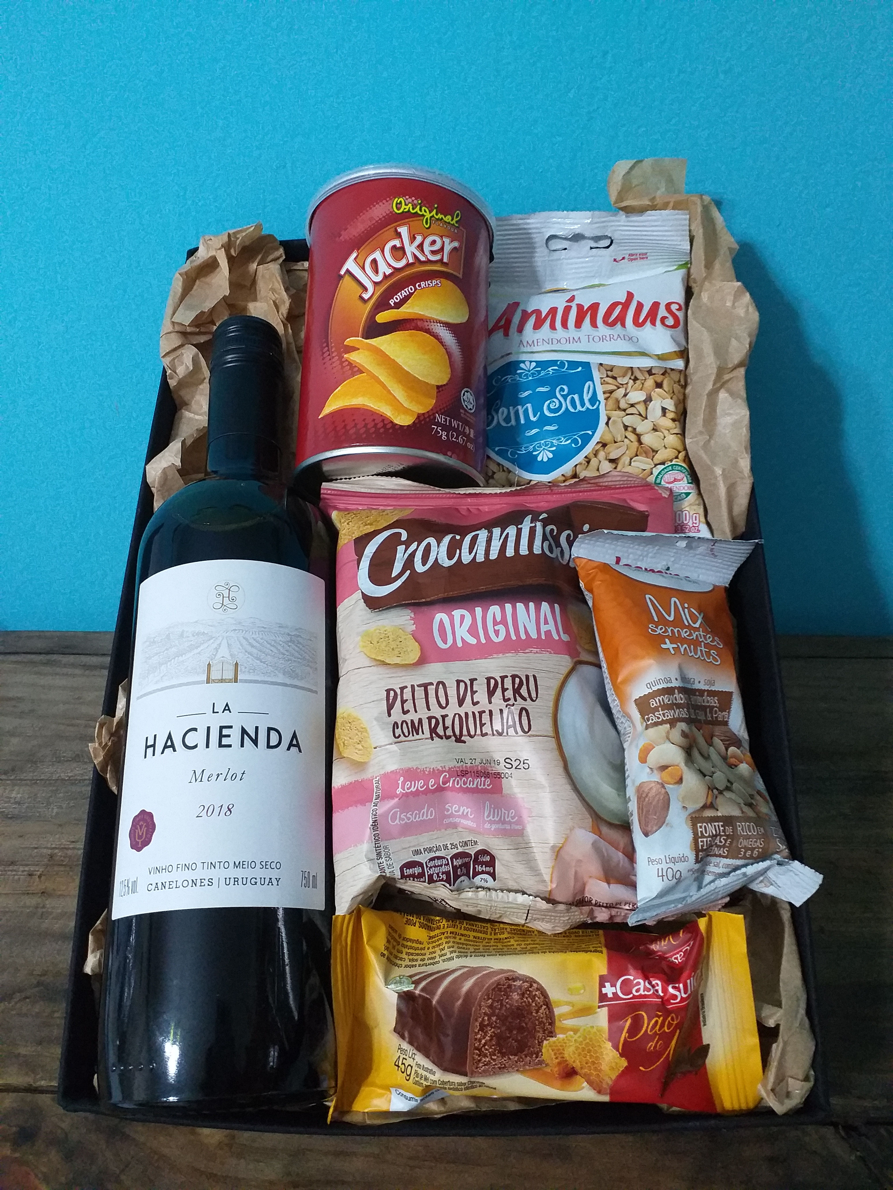 Caixa Vinho e salgadinhos