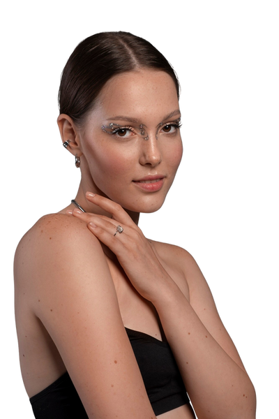 retrato-de-mulher-usando-maquiagem-de-joias.png