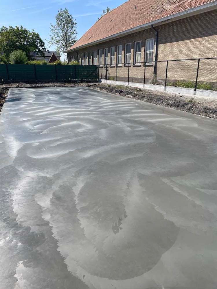 Uitgraven en gieten funderingen +gieten betonplaat regenputten + gieten en polieren van betonplaat c