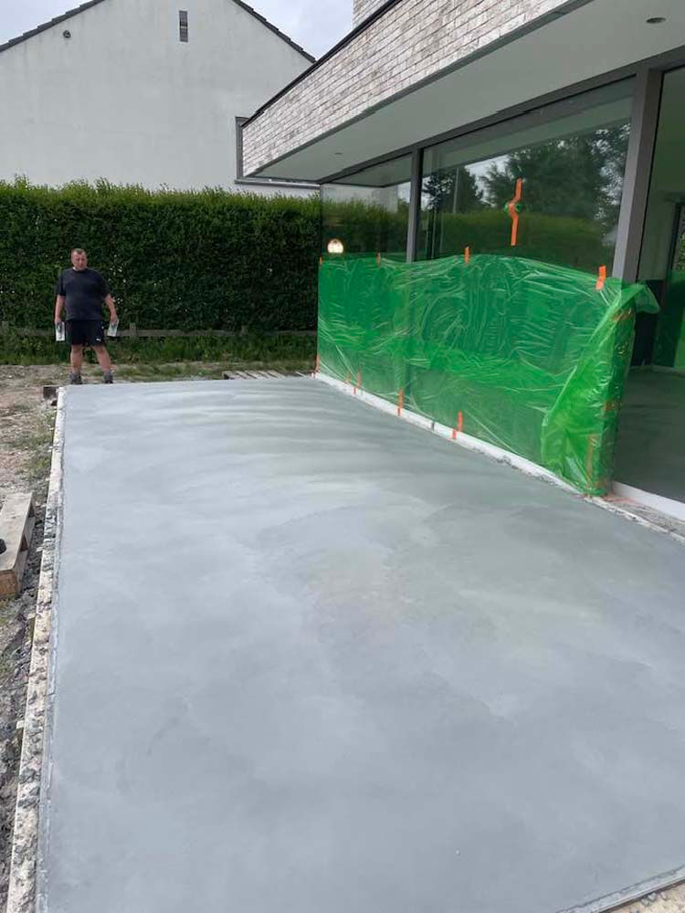 Gepolierde beton binnen en buiten kleur gebroken wit. Werf Brugge