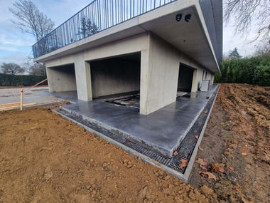 Polybeton of gepolierde beton